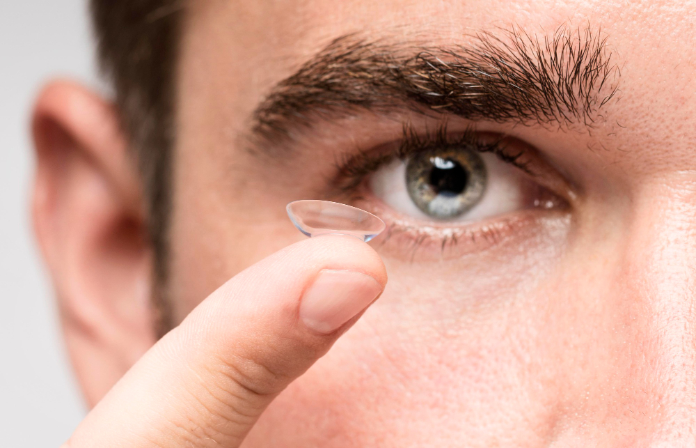 Why Contact Lenses Feel Worse in Dubai’s Climate: Dry Eye, Air Conditioning and When Standard Lenses Are No Longer Enough