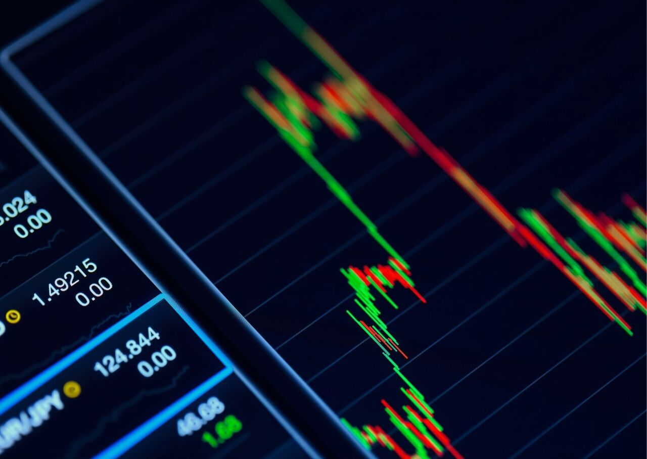 Trading CFDs on Plus500: Key Features, Costs, and Risks Explained