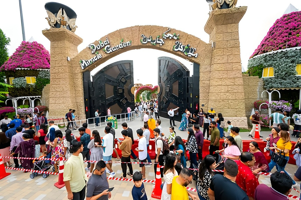 UAE Residents Embrace Eid Spirit with Discounts, Family Gatherings Amid Regional Uncertainty
