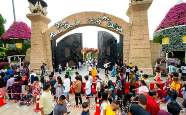UAE Residents Embrace Eid Spirit with Discounts, Family Gatherings Amid Regional Uncertainty