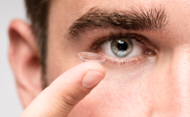 Why Contact Lenses Feel Worse in Dubai’s Climate: Dry Eye, Air Conditioning and When Standard Lenses Are No Longer Enough