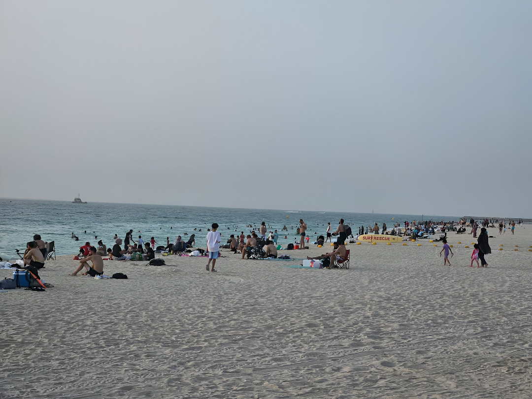 Dubai Residents Flock to Beaches for Fitness and Family Time Amid Summer Heat