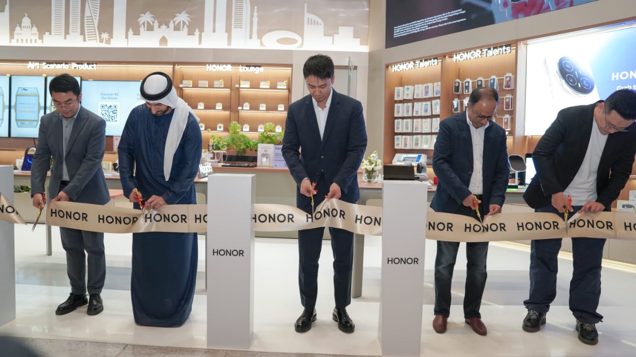 HONOR opens flagship experience store at Dubai Mall, ushering in a new era of AI smart living