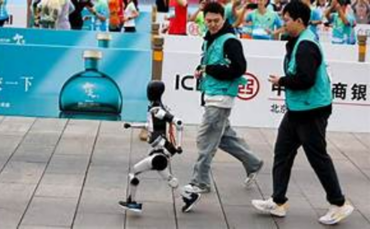 Dubai’s Viral Humanoid Robot Joins Mallathon Runners at Mirdif City Centre