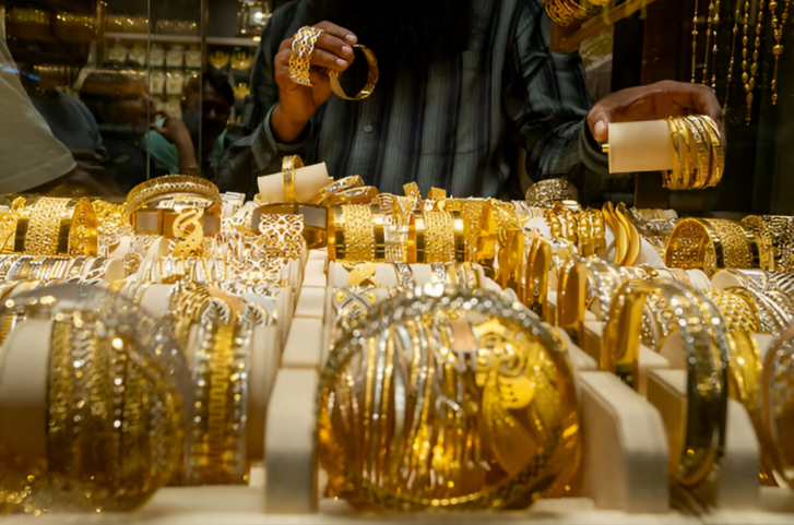 Gold prices slip from record highs as 22K falls below Dh400 per gram