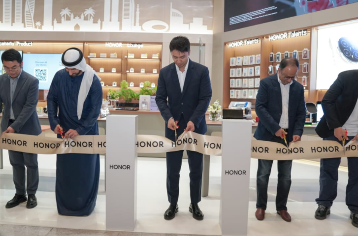 HONOR opens flagship experience store at Dubai Mall, ushering in a new era of AI smart living