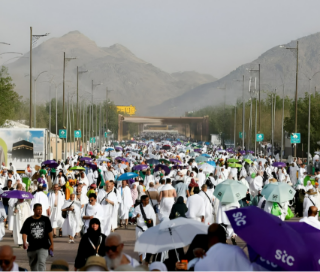 Pilgrims Gather on Mount Arafat as Hajj Reaches Peak Amid High Temperatures