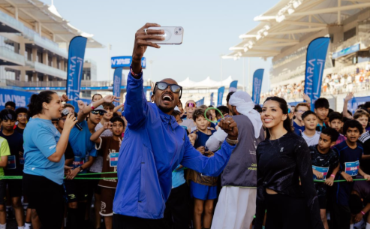 Thousands take to Yas Marina Circuit for RunYAS with Mo Farah and Maryam Al Farsi
