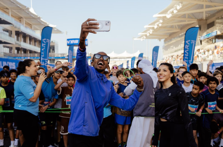 Thousands take to Yas Marina Circuit for RunYAS with Mo Farah and Maryam Al Farsi