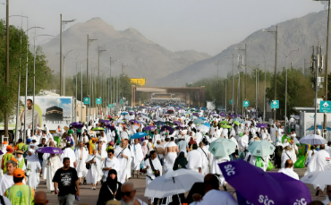 Pilgrims Gather on Mount Arafat as Hajj Reaches Peak Amid High Temperatures