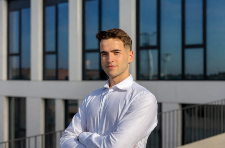 Gold Slumps 6% as Rising Interest Rates Weigh on Market