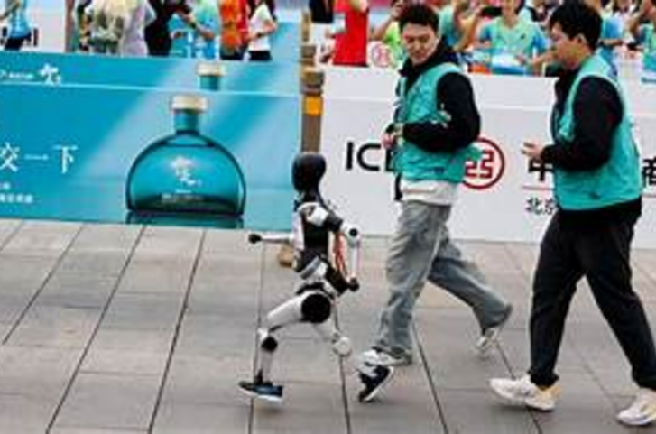 Dubai’s Viral Humanoid Robot Joins Mallathon Runners at Mirdif City Centre