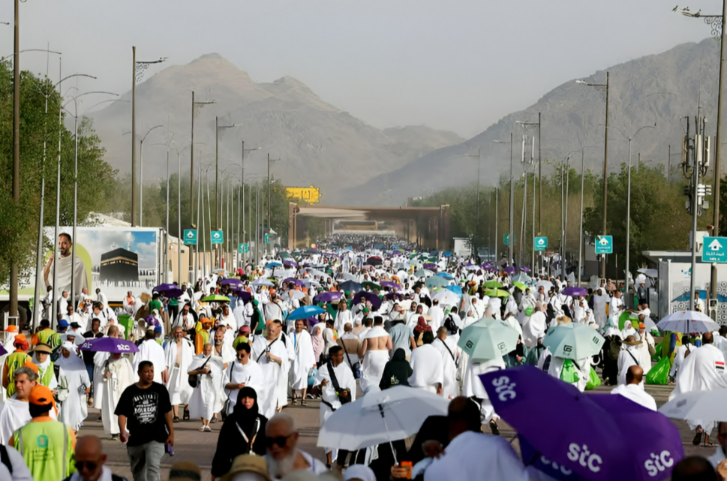 Pilgrims Gather on Mount Arafat as Hajj Reaches Peak Amid High Temperatures