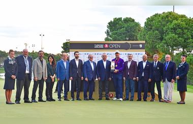 Justin Rose Wins the 2017 Turkish Airlines Open and the Trophy is Flown in by Hoverboard.