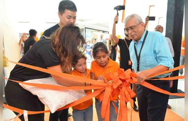 Xiaomi Opens Regions First Mi Store in UAE, Worlds top Smartphone Market