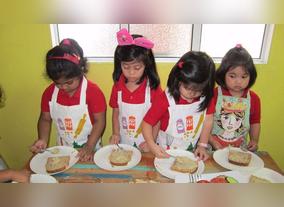 Kids World Nursery Toddlers celebrate the first Iftar with the blue-collar women of Dubai