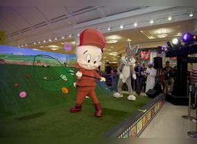 Kids help BUGS BUNNY escape ELMER FUDDs chase at City Centre Deira