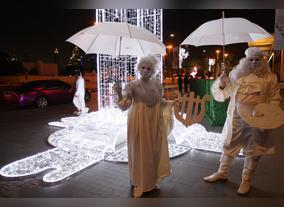 Living Statues go on a stroll with DSF visitors at CITY WALK 