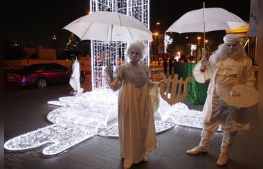 Living Statues go on a stroll with DSF visitors at CITY WALK 