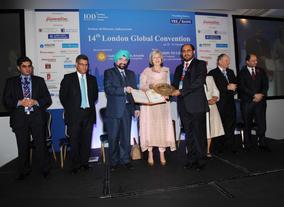 UK Home Secretary awards Dubai Customs Golden Peacock Global Award