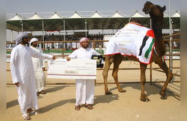 Emirati nationals provide significant support to the Baynounah Camel Festival and donate valuable prizes for the different laps of the Competition