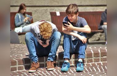 Child psychologists Warn Parents of the dangers of screen time addition. Here are 8 ways to identify it.