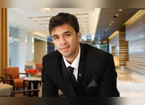 Emirates Post Employee Presented Global Award for Delivering Great Customer Service.