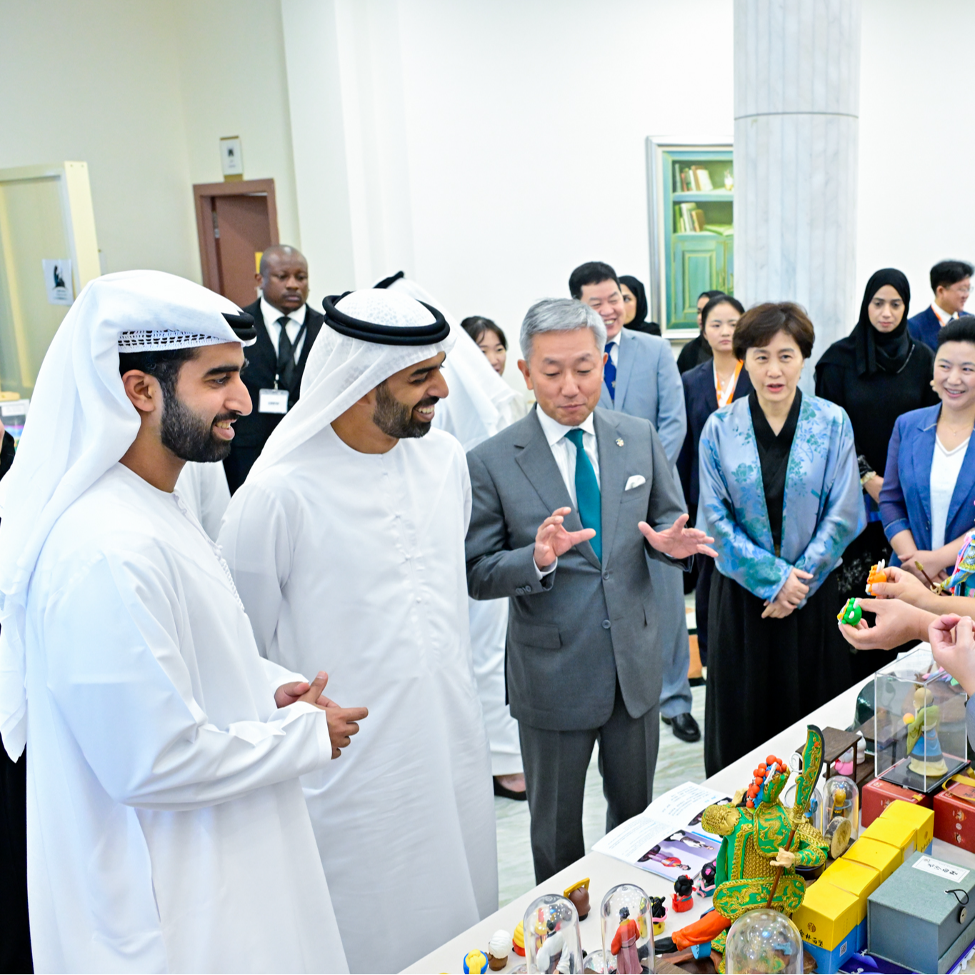 Sheikhs Ahmed and Saqr bin Saud Al Qasimi Attend Chinese Theater Show in Ras Al Khaimah, Celebrating Cultural and Economic Ties with China
